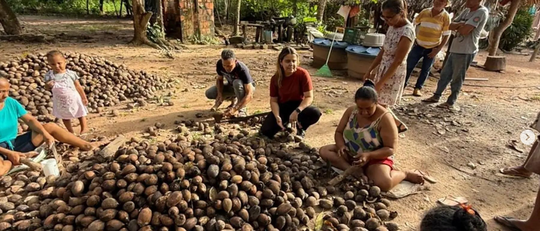 Moradores e voluntários trabalham lado a lado em um mutirão comunitário.