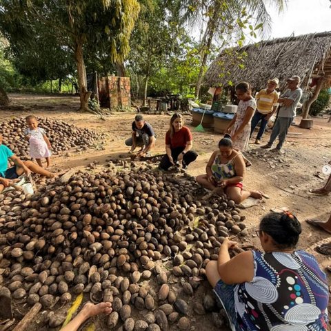 Moradores e voluntários trabalham juntos em um mutirão comunitário ao ar livre.